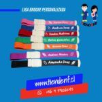 Liga broche personalizada con nombre o profesión para personal de salud, disponible en colores variados